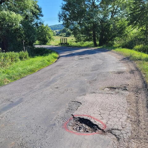 24. 6. 2022 - tankodrom č. III/2821, díry i v zatáčkách, pro strom a křoví v zatáčce menší rozhled