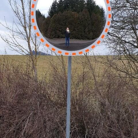 Zrcadlo správné podle technické zprávy, kulaté 120 cm, ale špatně umístěné... Proč, kdo za to může?