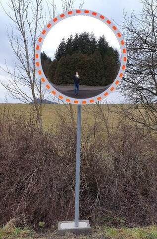 Správné kulaté zrcadlo 120 cm je od OÚ špatně jen 1 m od krajnice a 17 m jinde!
