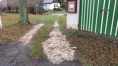 Semínova Lhota 16. 12. 2019 - občané si musí dlouhé roky sami opravovat místní komunikace...! Proč to náš OÚ neřeší...?!