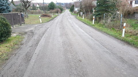 2020.12.09 - od AGROS zablácená silnice v obci, již skoro "umyta" vozidly občanů!