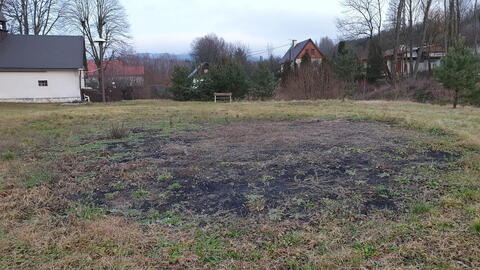 Semínova Lhota 14. 1. 2020 - spáleniště po Čarodějnicích v centru obce... Po jedné akci hasičů z SDH SL1 bez trávy celý rok...! Proč nezakročí OÚ?!