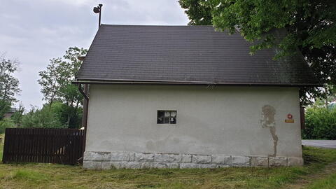 Lhoťáci + OÚ + ZO co dokončit opravy zbrojnice (podhledy, fasádu, očistit pískovce...,), dát odpady jinám a mít to pěkné v centru Semínovy Lhoty...?!