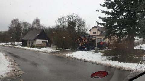 Hrdoňovice 23.1.2021 - těžká technika ničící komunikaci, 2