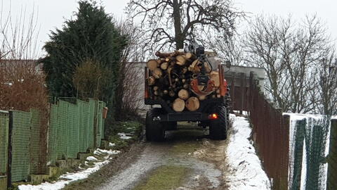 Hrdoňovice 23.1.2021 - těžká technika ničící komunikaci, 1
