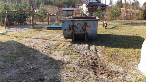 Lhoťáci + OÚ + ZO udělat pod kontejner zpevněnou plochu nic neřeší... Chce to dát veškeré odpady pryč od zbrojnice, od hřiště, z návsi...!