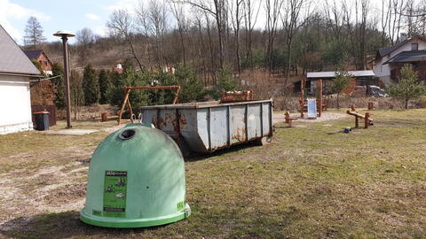 Lhoťáci + OÚ + ZO co společně domyslet a kvalitně dodělat okolí požární zbrojnice...? A nemít na návsi odpady všeho druhu, rygoly, spáleniště...?!