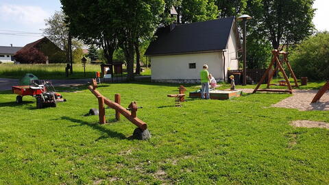 Lhoťáci + OÚ + ZO dokončeme opravy zbrojnice, přístavme WC a hřiště pro větší děti a dospělé... Bude to pak aktivních Lhoťáků a OÚ skvělá vizitka!