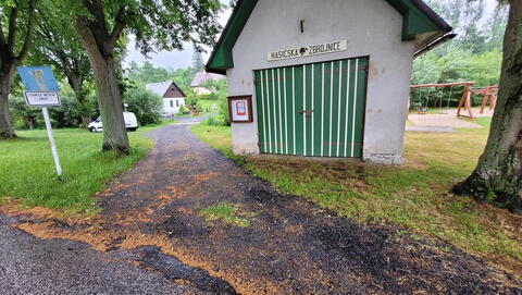 Semínova Lhota 29. 6. 2022 - občané si musí dlouhé roky sami opravovat místní komunikace...! Proč to náš OÚ neřeší...?!