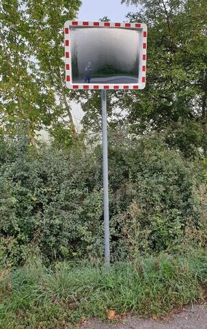 Zrcadlo 70 x 90 cm, jiný typ, než je v technické zprávě, urgoval jsem jeho výměnu za kulaté 120 cm!