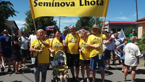 Účastníci Srazu Lhot a Lehot v Dlouhé a Husí Lhotě 2018, řazení do průvodu